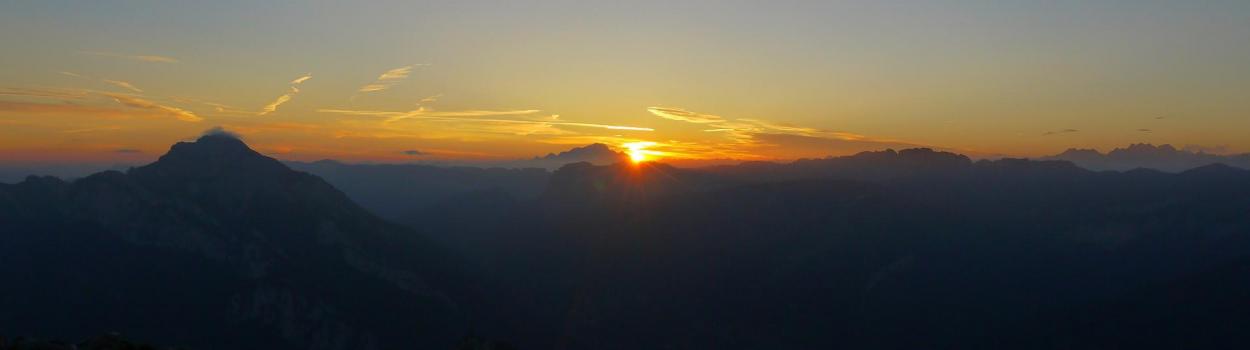 Lever de soleil derrière le Mont-Blanc