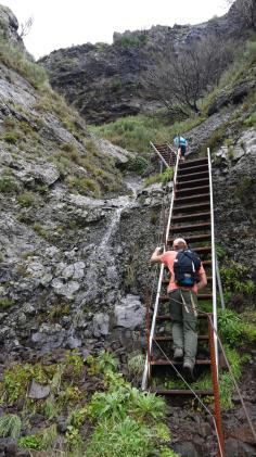 Escaliers métalliques dans l'ascension finale